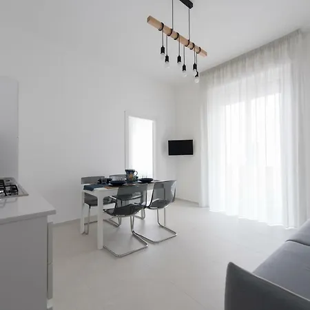 Laurus Apartment *