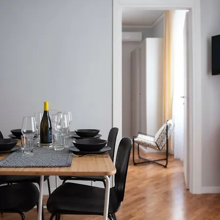 Laurus Apartment *