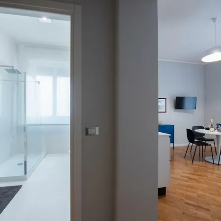 Laurus Apartment *